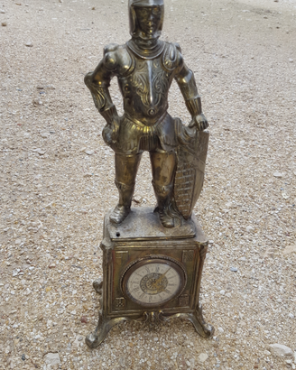 Orologio da camino o esposizione con guerriero