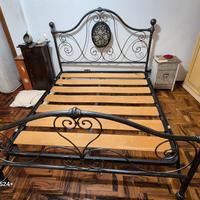 Letto in ferro con rete a doghe