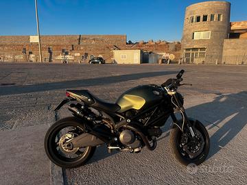 Monster 696