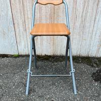 Sedia sgabello con seduta e schienale in legno