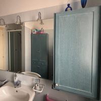 Mobili e specchio bagno