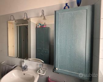 Mobili e specchio bagno