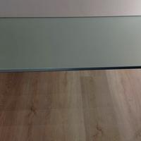  Tavolino con vetro temperato. 