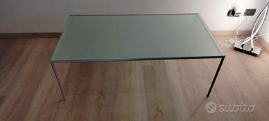  Tavolino con vetro temperato. 