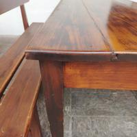 tavolo in pino con panche abbinate