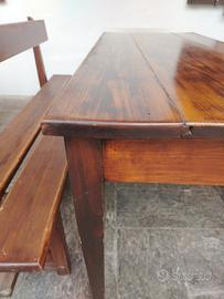 tavolo in pino con panche abbinate