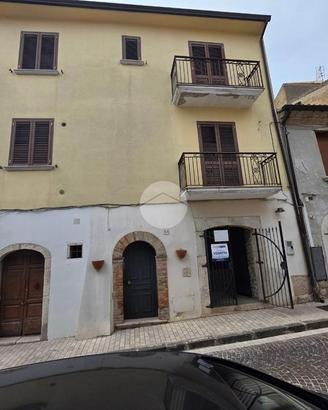 NEGOZIO A MONTESARCHIO