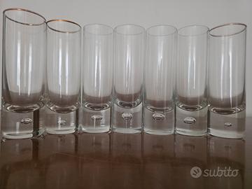 Set bicchieri vintage con bollicina nel vetro 