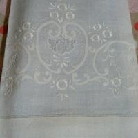 Asciugamani in lino con ricamo grande e piccolo