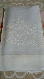 Asciugamani in lino con ricamo grande e piccolo