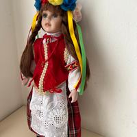 Bambola ucraina con abiti tradizionali