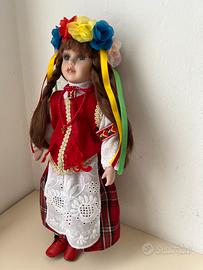 Bambola ucraina con abiti tradizionali