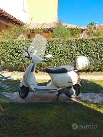 Vespa scooter zip 50