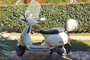 Vespa scooter zip 50