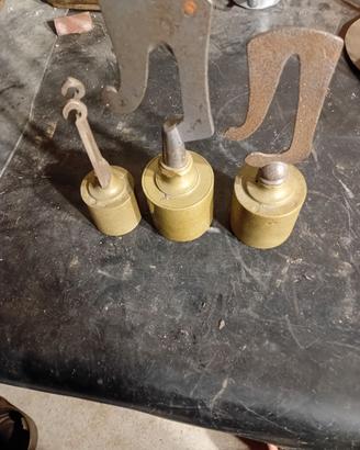 Antichi pesi in ottone