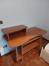 Scrivania porta PC con ruote e ripiani