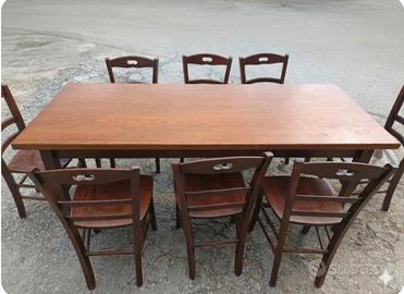 Tavolo completo di 8 sedie 