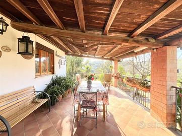 Villa di 200 m² con più di 5 locali a Velletri