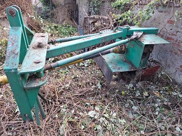 Scava fossi per trattore