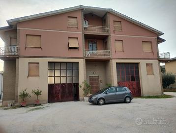Immobile composto da 4 appartamenti + 2 garages