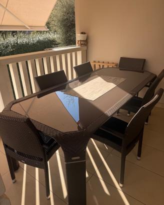 tavolo con 8 sedie misure: 220x100