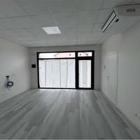 Ufficio con ingresso comune e spazi personalizzabi