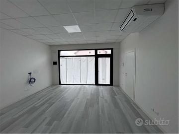 Ufficio con ingresso comune e spazi personalizzabi