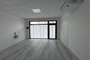 Ufficio con ingresso comune e spazi personalizzabi