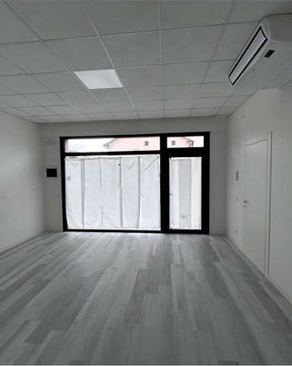 Ufficio con ingresso comune e spazi personalizzabi