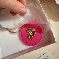 Collana lunga OPS! rosa fuxia con figura donna