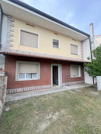 Casa in linea bicamere con giardino