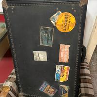 Antico baule da viaggio porta abiti.