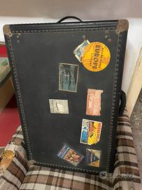 Antico baule da viaggio porta abiti.