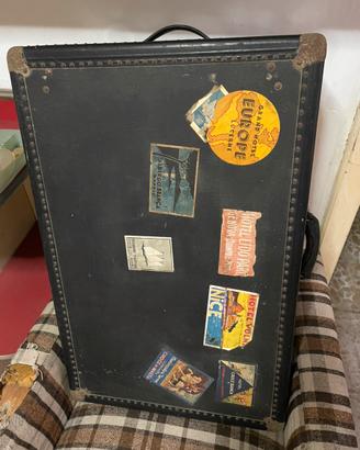 Antico baule da viaggio porta abiti.