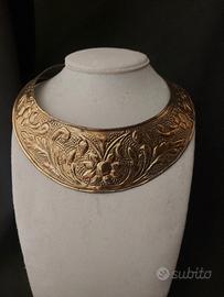 Collier sbalzato a mano 