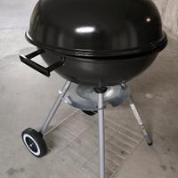 nuovo barbecue con coperchio e caldaia