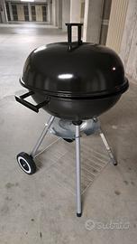 nuovo barbecue con coperchio e caldaia