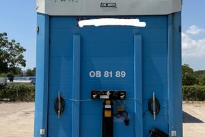 Semirimorchio per trasporto merci con sponda