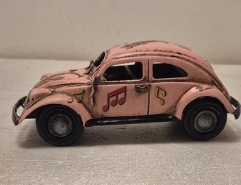 modellino di Volkswagen Maggiolino rosa 