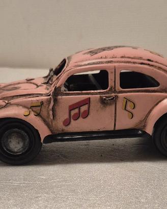modellino di Volkswagen Maggiolino rosa 