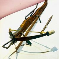 Balestra antica in legno intarsiato