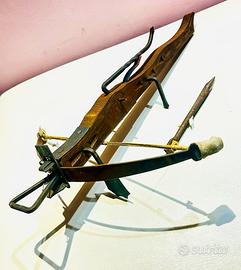 Balestra antica in legno intarsiato