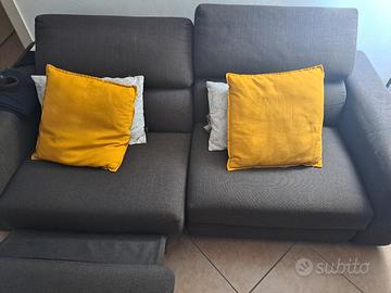 Divano marrone con poggiapiedi reclinabile elettri