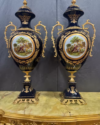 Coppia di vasi in porcellana