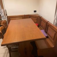 Giropanca angolare e tavolo da cucina in legno