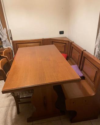Giropanca angolare e tavolo da cucina in legno
