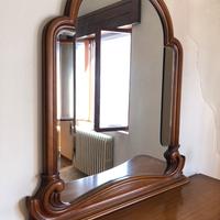 Specchio con cornice in legno per camera da letto