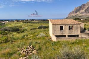 Villa di 240 m² con 5 locali e box auto a Custonac