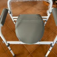 Sedia comoda con WC per anziani o disabili