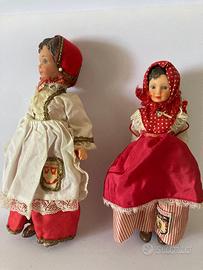 Bamboline vintage in abiti folkloristici belgi